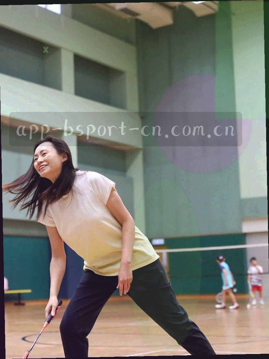 通勤车厢里单手握着手机浏览战报的局部画面，屏幕内容虚化